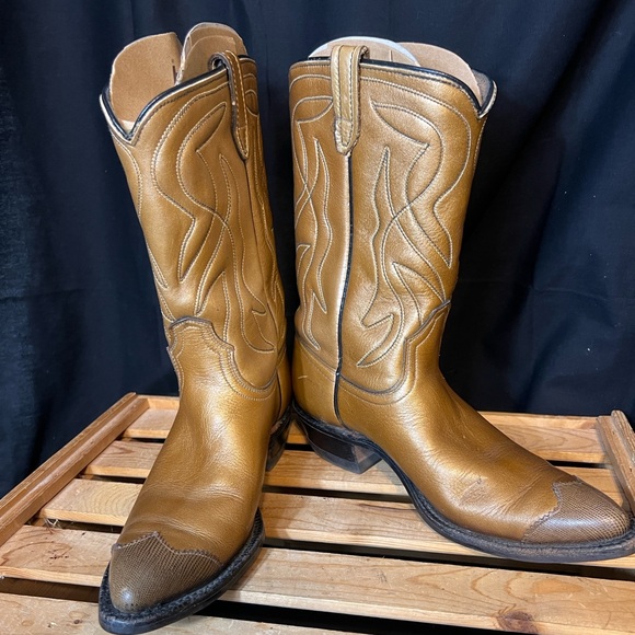 Acme Shoes - Acme Women's Metallic Gold Western Boots. Size 7.5?
